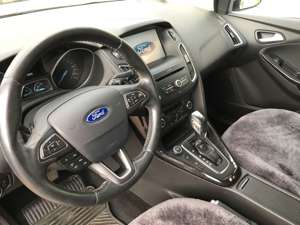 Ford Focus Titanium Lim. (CEW)   TÜV Neu  1. Hand Bild 2