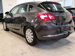 Opel Astra J Limousine 1.7 CDTi Selection Bild 3