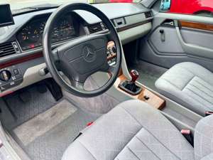 Mercedes-Benz 220 E W124 Klima H-Zulassung Sehr gepflegt Bild 5