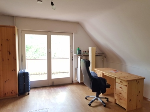 möb gr. Zimmer in 3er WG mit Balkon + Garten, ab Nov od Dez