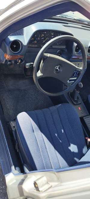 Mercedes-Benz 200 W123 Ronal Penta AMG Bild 5