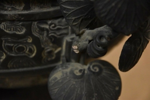 Großer Bronze Räucherkessel mit figürlichem Deckel, China Bild 5