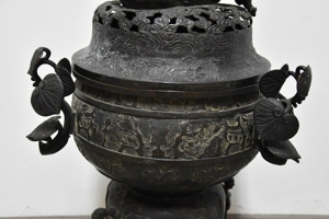 Großer Bronze Räucherkessel mit figürlichem Deckel, China Bild 1