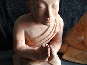 Terracotta Figur betender Mönch Bild 1