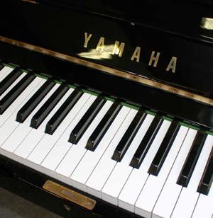 Klavier Yamaha UX, 131 cm, schwarz poliert, Nr. 2107141, 5 Jahre Garantie Bild 3
