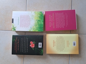 vier verschiedene Bücher  Bild 2