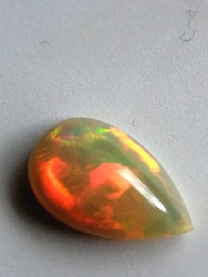 VIVID Crystal Opal mit lebendigem Farbenspiel, 2,90ct, feine Farbqualität, transparent Pear Cabochon Bild 2