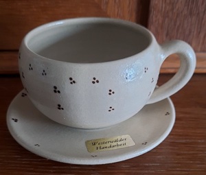 Westerwälder Handarbeit   zeitlose, dekorative Tasse mit Untertasse