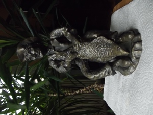 Ein tolles Geschenk, "Erfolgreicher Angler,"  Keramik auf Bronze patiniert. 25 cm hoch, 11cm breit. Bild 1