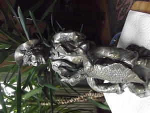 Ein tolles Geschenk, "Erfolgreicher Angler,"  Keramik auf Bronze patiniert. 25 cm hoch, 11cm breit. Bild 3