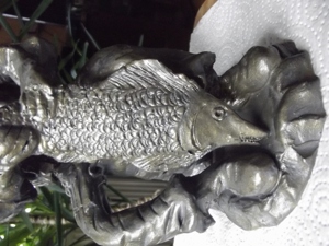 Ein tolles Geschenk, "Erfolgreicher Angler,"  Keramik auf Bronze patiniert. 25 cm hoch, 11cm breit. Bild 4