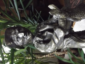 Ein tolles Geschenk, "Erfolgreicher Angler,"  Keramik auf Bronze patiniert. 25 cm hoch, 11cm breit. Bild 2