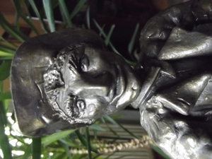 Ein tolles Geschenk, "Erfolgreicher Angler,"  Keramik auf Bronze patiniert. 25 cm hoch, 11cm breit. Bild 5