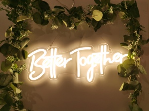 Better Together: Mieten Sie strahlende Neon-Schriftzüge Bild 4
