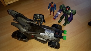 Batman mit Batmanmobil, Supermen und noch ein Hero