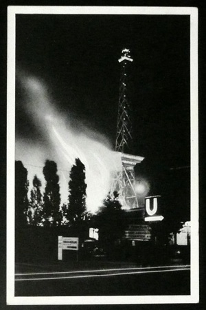 Alte Postkarte von Berlin   der Brand des Funkturms ( 1935 ) Karte Nr. 1631 Bild 1