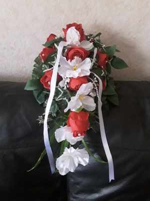 Brautstrauß, groß mit roten Seidenrosen und Blüten  Bild 5