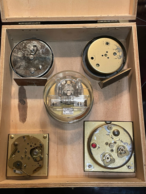 Uhrwerke Reiseuhren defekt Konvolut Bild 6 Uhrwerke Reiseuhren defekt Konvolut Bild 6