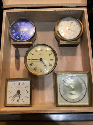 Uhrwerke Reiseuhren defekt Konvolut Bild 1 Uhrwerke Reiseuhren defekt Konvolut Bild 1