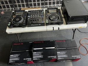 Pioneer (x2) CDJ2000 NXS2 & (x1) DJM-900 NXS2 Mixer DJ System + (x1) Road Case Bild 2