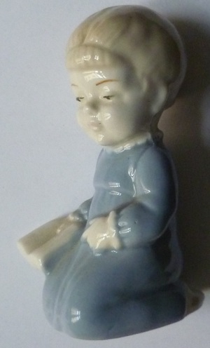 DDR Figur Porzellan Mädchen mit Buch blau weiß ca. 7,8 cm hoch Bild 2