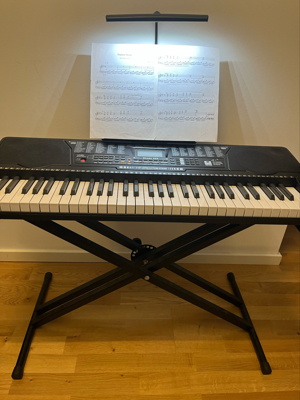 Keyboard mit Kreuz Ständer Bild 1