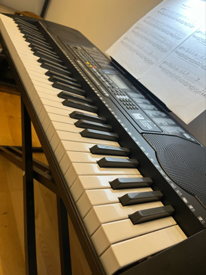 Keyboard mit Kreuz Ständer Bild 2