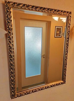 Klassischer, facettierter Spiegel mit stilvollem Rahmen - VB 109 Eur.