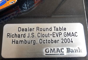  Opel Astra V8 DTM Menu PROMO Modell mit Metallplakette GMAC Bank Dealer Round Table 1:43 Bild 3