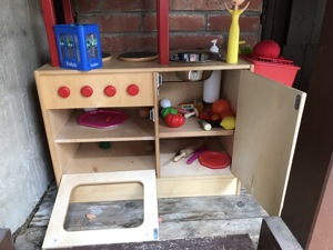 Kinder-   Spielküche aus Holz.  Bild 1