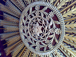 Sonnenförmige Deckendekoration, Holz Schnitzskulptur, Holzdekor-Interieur, einzigartige Handarbeit Bild 3