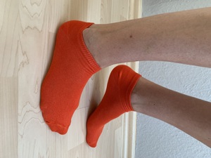 meine duften durchgetragenen orangen Sneaker Socken  Bild 4