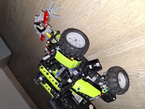 LEGO Technic Traktor mit Heuwender Bild 1