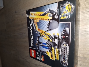 LEGO Technic Kompaktbagger Bild 2