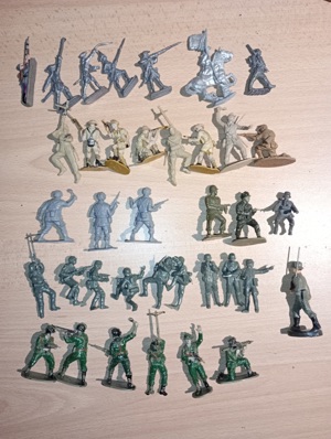 Konvolut Spielzeugsoldaten Soldatenfiguren Soldaten,37 Stück  s' Pferdle, Mercedes 500 SEL  Bild 1