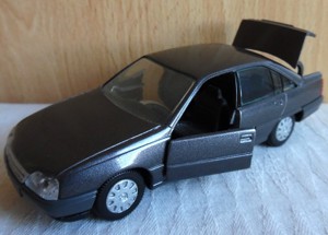  Opel Omega A Limousine graumetallic Metall Modell direkt von Opel Gama Neuzustand 1:43