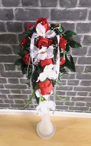 Brautstrauß, groß mit roten Seidenrosen und Blüten  Bild 3