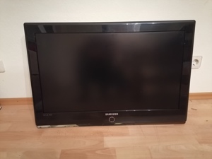 Samsung LCD Fernseher 32 Zoll mit FB und Halterung 