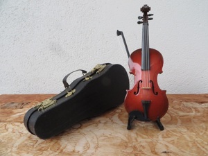 Handgefertigte Geige (BRAUN) mit bogen, koffer und Ständer (ca.16 cm) Bild 2
