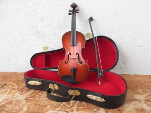 Handgefertigte Geige (BRAUN) mit bogen, koffer und Ständer (ca.16 cm) Bild 1