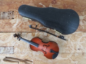 Handgefertigte Geige (BRAUN) mit bogen, koffer und Ständer (ca.16 cm) Bild 3