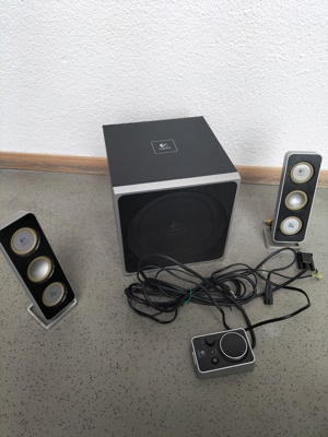 Lautsprecher und Subwoofer von Logitech 