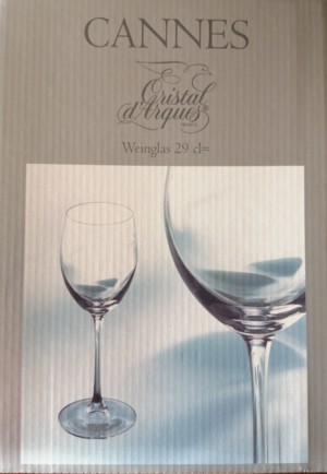 Nagelneue, ungebrauchte Kristall-Weingläser im Originalkarton