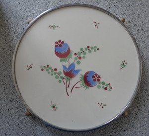 C Tortenplatte alte Kuchenplatte Porzellan o. Keramik Metallrand rund 30 Blumendekor Dekor Vintage
