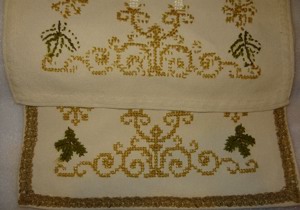 TWF Weihnachtsdecke Tischläufer Handarbeit handgestickt mit Brokatborte 87 x 45 g Weihnachten alt Bild 2
