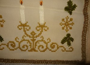 TWF Weihnachtsdecke Tischläufer Handarbeit handgestickt mit Brokatborte 87 x 45 g Weihnachten alt Bild 5