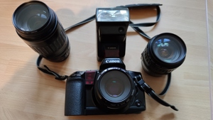 Kamera Canon EOS10 mit Objektiven und Blitzgerät Bild 1