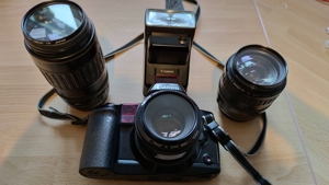 Kamera Canon EOS10 mit Objektiven und Blitzgerät Bild 2