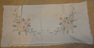 TWF Weihnachtsdecke Mitteldecke Baumwolle weiß bestickt 85x85 kaum benutzt Tischdecke sehr gut erhal