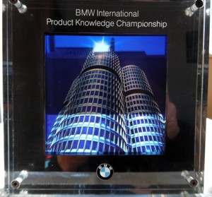  BMW Führungsebene massiver PROMO Aufsteller für den Schreibtisch mit Motiv BMW Zentrale 4-Zylinder Bild 1